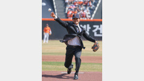 한화 시구자로 나선 박찬호, 검은색 양복 입고 공 던진 이유는