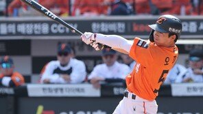 개막전부터 번뜩인 한화 오재원, 고졸 신인 최다 안타 타이