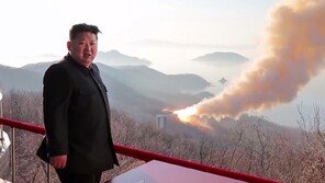 김정은, ICBM 새 고체엔진 시험… 美에 ‘이란과 다르다’ 메시지