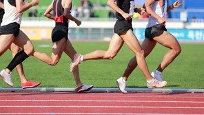 “지나갈게요 우측통행이요”…산책 커플 치고 간 러닝 크루