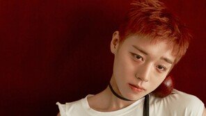 ‘컴백’ 박지훈, 사과 끼고 몽환