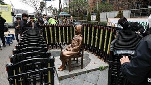 ‘소녀상’ 둘러싼 바리케이드, 6년만에 임시 철거