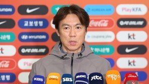 홍명보 “감독으로서 결과는 송구…하지만 팀은 큰 도움 받았다”