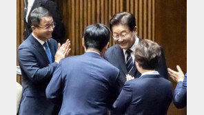 李대통령 맞은 국힘 의원들, 박수 안쳤지만 악수는 나눠
