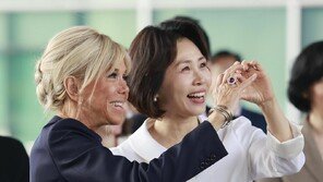 김혜경 여사-브리지트 여사, 국중박서 ‘손 하트’