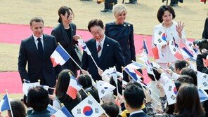 ‘삼색 넥타이’ 李대통령, 마크롱 환영…‘글로벌 전략동반자’ 격상