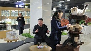 강아지 안은 김정은, 고양이 쓰다듬은 주애…北신도시 찾아 여가생활 과시