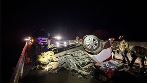 상주영천고속도로서 SUV 화물차 추돌 후 전복…2명 중상