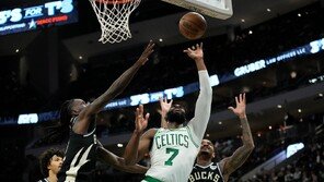 NBA 보스턴, 밀워키 꺾고 2연승…동부 2위 이어가