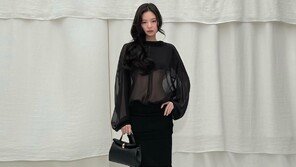 제니, 파격 시스루 의상…언더붑 스타일로 섹시미 과시