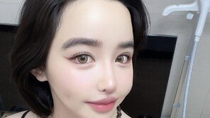 스모키 화장 지웠더니…박봄, 몰라보게 달라진 외모