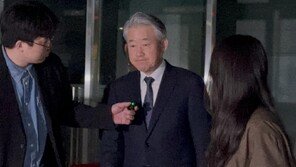 ‘1억 수수 혐의’ 강호동 농협회장, 피의자 신분 18시간 조사