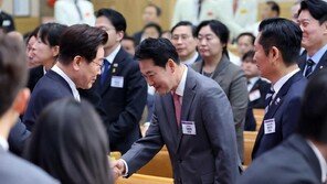 부활절 연합예배서 만난 李대통령-장동혁