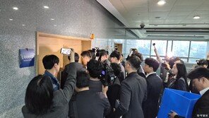 경찰, ‘돈봉투 의혹’ 김관영 전북지사 집무실 등 압수수색