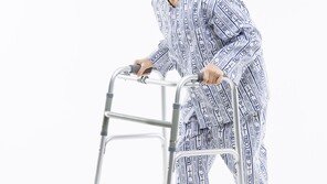 “뼈에 구멍 송송”…단순노화? 평생관리 필요한 ‘이 질환’