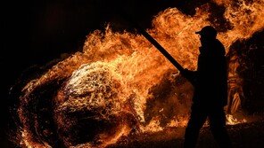 불바퀴 굴리기… 어둠 몰아내는 獨 부활절 행사