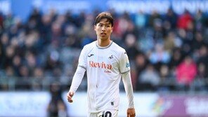 엄지성, 페널티킥에 웃고 울고…스완지, 미들즈브러와 2-2 무