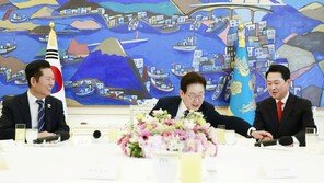 張 “中관광객 ‘짐 캐리’ 등에 예산 306억”…李 “맞다면 그거 삭감”