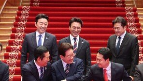 李, 여야 대표에 “요즘도 손 안잡나, 연습 해보세요”