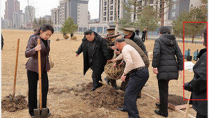 北 나무심기 행사서 고위간부 ‘명품 패딩’…애국 메시지와 괴리