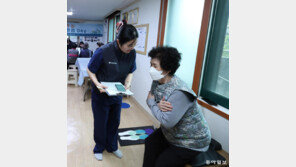 천천히 앉았다가 일어나 보세요 