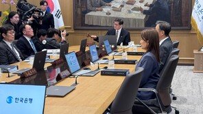 이창용 마지막 금통위 ‘밝은 표정’ 입장…기준금리 ‘7연속 동결’ 유력
