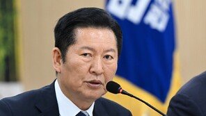 정청래 “李 사진 사용금지 공문 사과…대통령에 누 끼쳐”