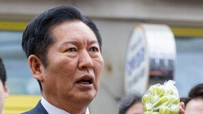 정청래, 추미애에 당 점퍼 수여…“우리 당 전략자산”