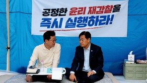 [정치 한 컷]안호영 의원 단식농성장 방문한 김관영 지사