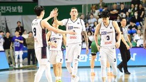 6위 KCC, DB 꺾고 PO 1차전 승리… 다시 한 번 0% 확률 도전한다