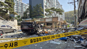 새벽 청주 상가서 가스 추정 폭발… 차량 뒤집어지고 주민 15명 부상