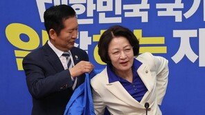당 점퍼 입혀주는 정청래… 추미애 “선거법 위반될라” 벗고 발언