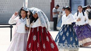 방한객 급증에 커지는 ‘외국인 결제시장’…은행·핀테크 ‘선불카드’ 쟁탈전