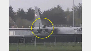 1100억짜리 美 C-130 수송기를 도끼로 ‘퍽퍽’…아일랜드 남성 붙잡혀