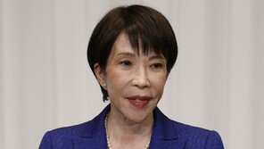 다카이치 “기미가요 제창, 뭐가 문제냐” 논란