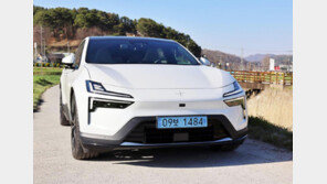 [시승기] 뒷유리 없앤 과감한 시도와 544마력 성능 돋보인 전기 SUV ‘폴스타 4’