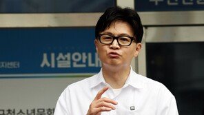 한동훈 등판에 국힘 술렁…“무공천” “복당시켜야” 지도부 압박