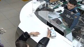 “제 꿈은 경찰”…사진 한 장 보답으로 받은 ‘종이 경찰차’