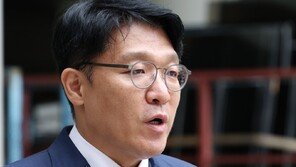 ‘김건희 그림 청탁’ 김상민 전 검사 2심 마무리…이우환 그림 법정서 공개