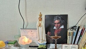 이도 안 난 생후 2개월 아기에 떡국…학대 정황 SNS 올린 친모 송치