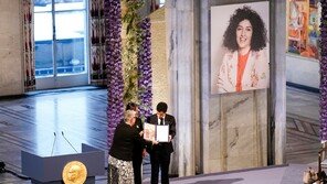 ‘노벨평화상’ 이란 모하마디, 수감 중 건강 악화…가족들 “위독”