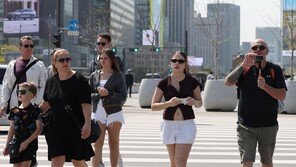 “벌써 30도”…패션업계 4월 신상 얇고 차갑게