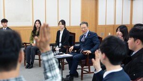 MZ 직원들에 폰 번호 뿌린 정성호 법무장관 “언제든 의견 보내달라”