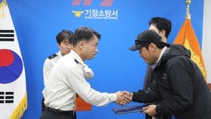 바다 빠진 30女 허우적…곧장 뛰어든 용감한 시민이 구조