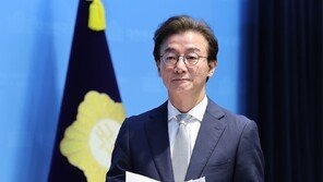 전재수·한동훈 ‘맞고소’…“휴대폰 비번 풀라” “까르띠에 수수여부 말하라”