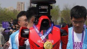 中 로봇, 하프마라톤서 인간 뛰어넘어…21km 구간 50분대 완주