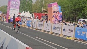 “하프 48분 기염” 베이징 로봇마라톤 대회, 中산뎬 결승선 통과