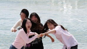 어제 낮 최고 30.8도… 바다로 달려간 청춘들
