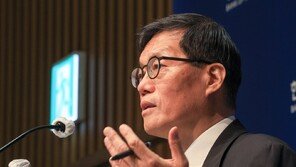 떠나는 이창용 “금리·외환개입만으로 환율 못 잡아…제도 개선 없으면 부작용”