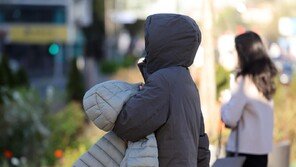 겨울 옷에 마스크 중무장한 시민들…“봄인지 겨울인지 모르겠다”